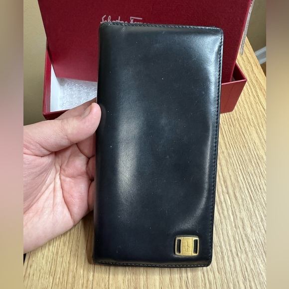 ✨SALVATORE FERRAGAMO LEATHER BIFOLD W/ BOX✨ - Picture 11 of 12